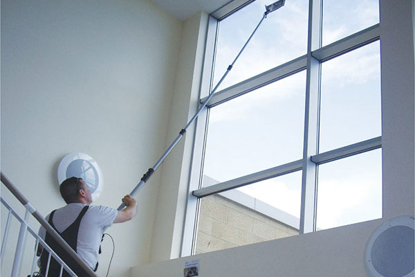Cây lau kính chuyên dụng – dụng cụ không thể thiếu trong mỗi gia đình